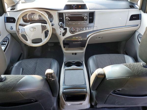 2012 TOYOTA SIENNA