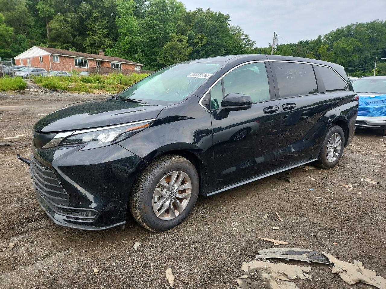 2026 TOYOTA SIENNA LE — Front 3/4