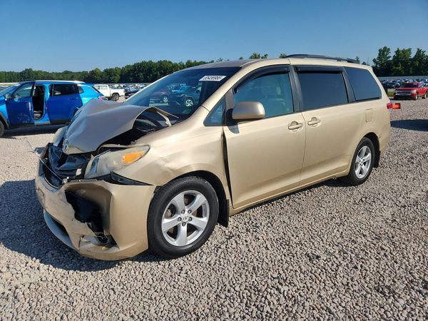 2012 TOYOTA SIENNA