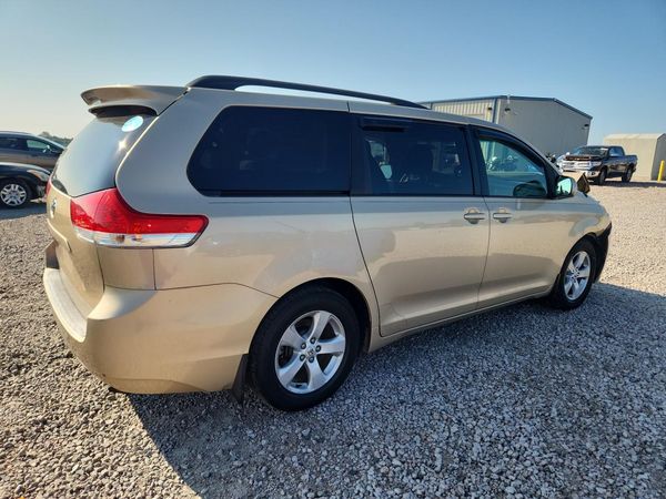2012 TOYOTA SIENNA