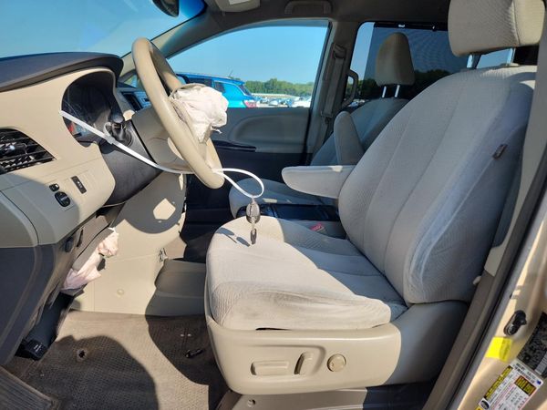 2012 TOYOTA SIENNA
