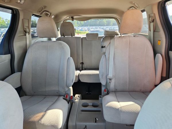 2012 TOYOTA SIENNA