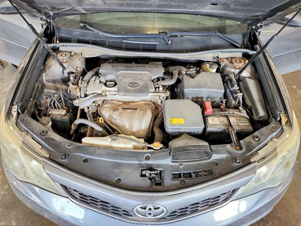 2014 TOYOTA CAMRY — Engine bay
