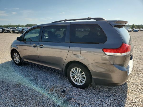 2014 TOYOTA SIENNA