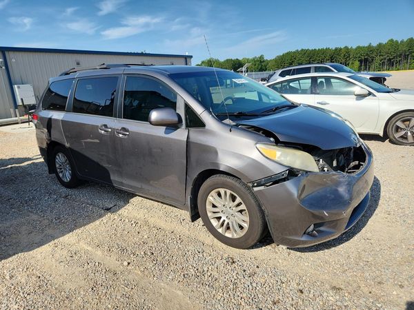 2014 TOYOTA SIENNA