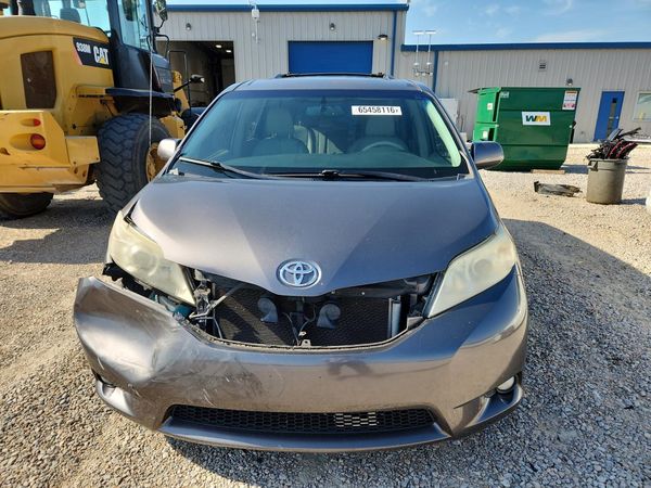 2014 TOYOTA SIENNA