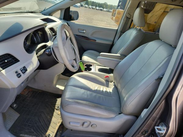 2014 TOYOTA SIENNA