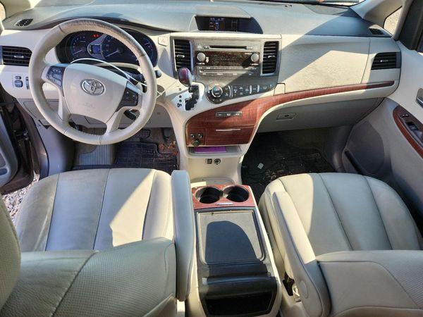2014 TOYOTA SIENNA