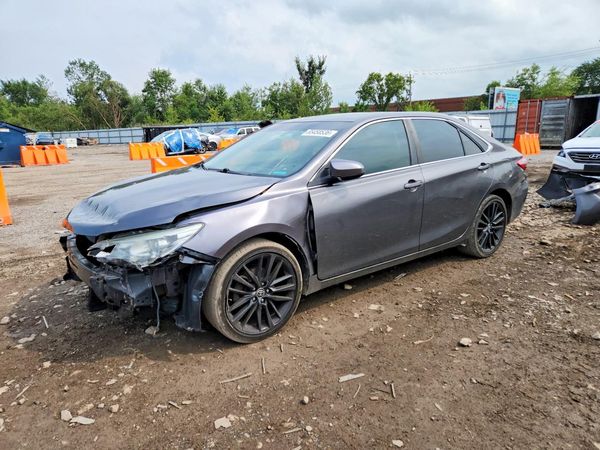 2016 TOYOTA CAMRY — Front 3/4