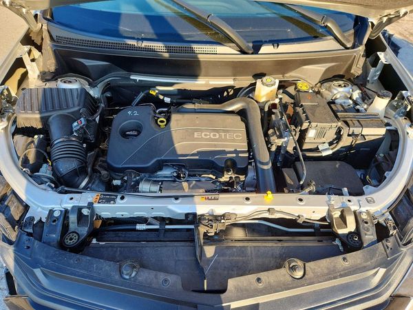 2021 CHEVROLET EQUINOX LT (1LT) — Engine bay