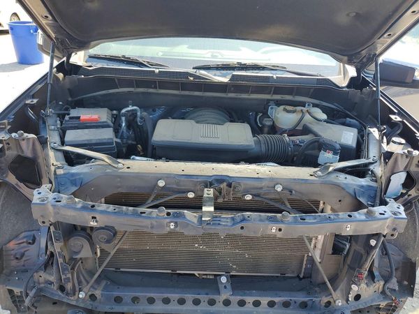 2020 CHEVROLET SILVERADO LT — Engine bay