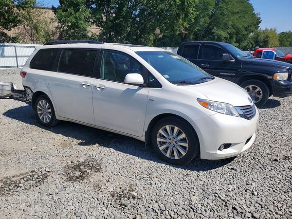 2017 TOYOTA SIENNA