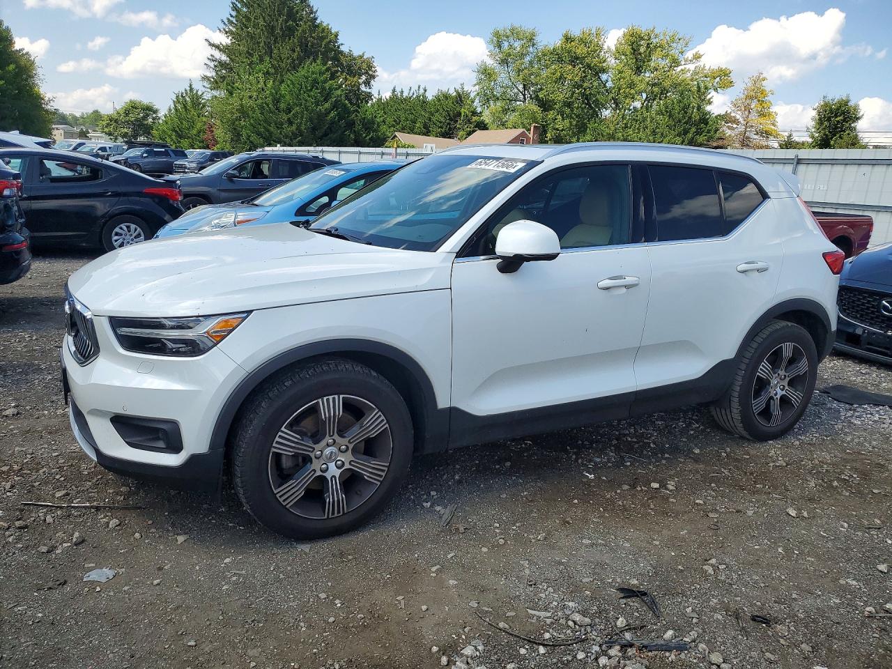 2021 VOLVO XC40