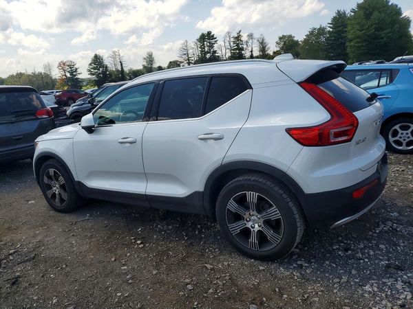 2021 VOLVO XC40