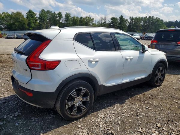 2021 VOLVO XC40
