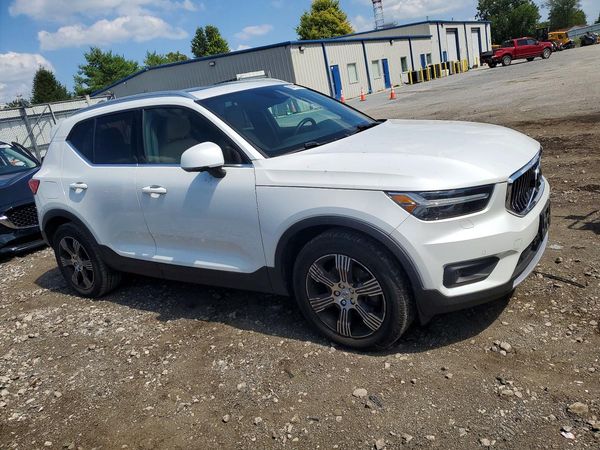 2021 VOLVO XC40