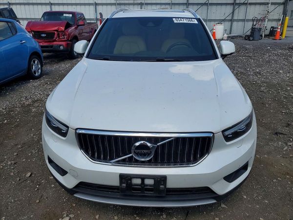 2021 VOLVO XC40