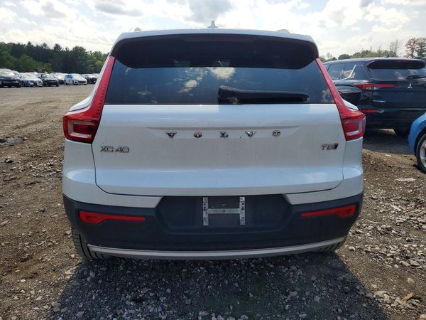 2021 VOLVO XC40