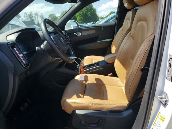2021 VOLVO XC40