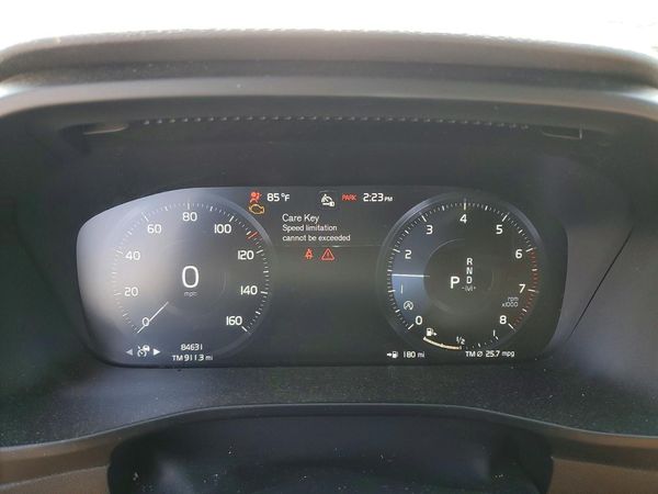 2021 VOLVO XC40