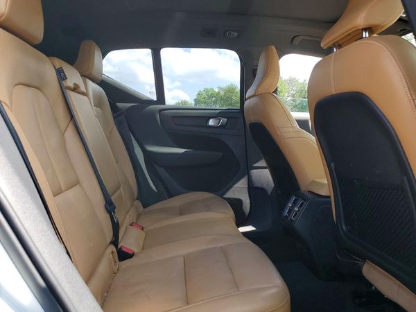 2021 VOLVO XC40