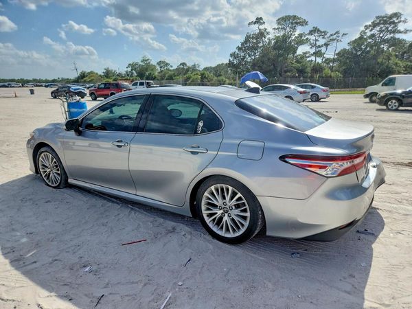 2020 TOYOTA CAMRY XLE