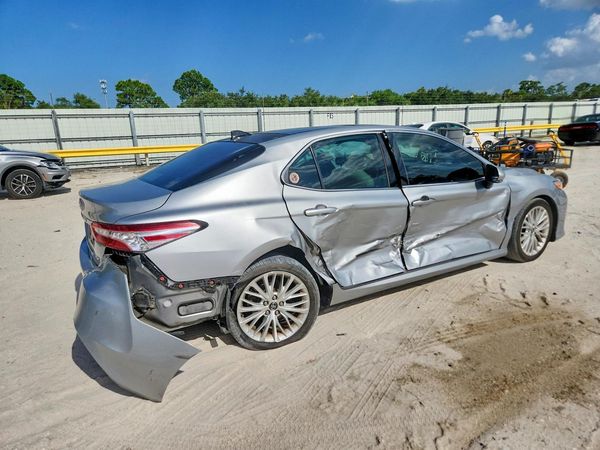 2020 TOYOTA CAMRY XLE
