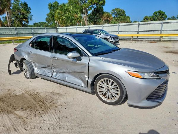 2020 TOYOTA CAMRY XLE