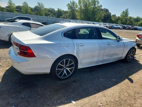 2019 VOLVO S90 Momentum