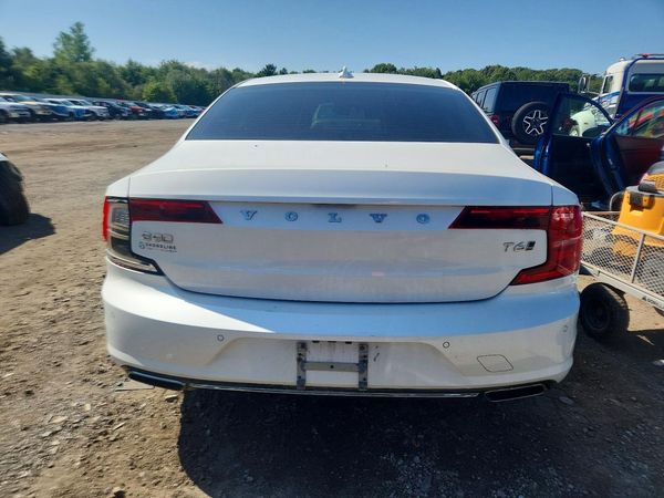 2019 VOLVO S90 Momentum