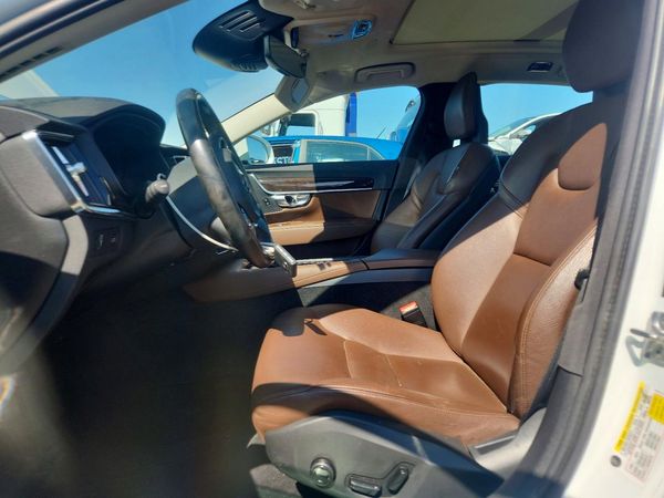 2019 VOLVO S90 Momentum