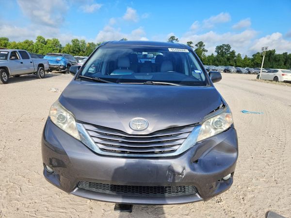 2017 TOYOTA SIENNA