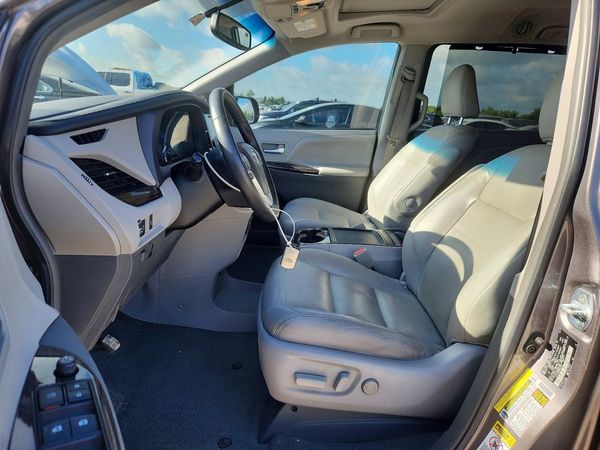 2017 TOYOTA SIENNA