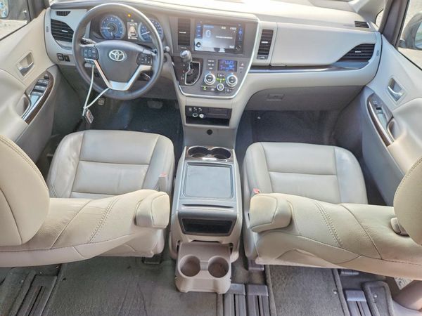 2017 TOYOTA SIENNA
