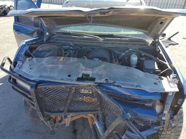 2017 CHEVROLET SILVERADO LT — Engine bay