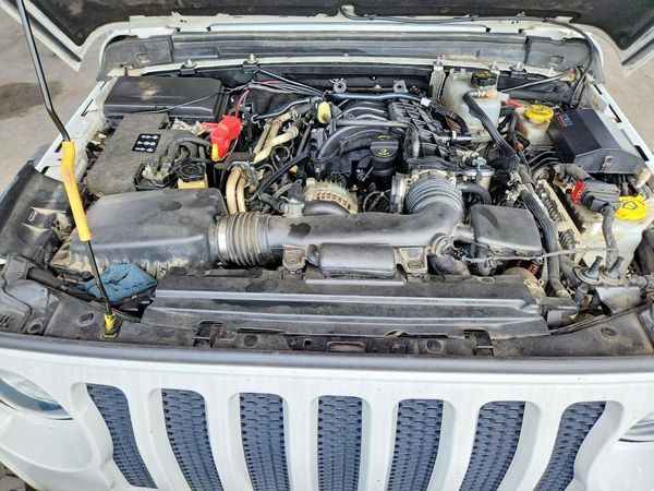 2018 JEEP WRANGLER UNLIMITED SPORT — Engine bay