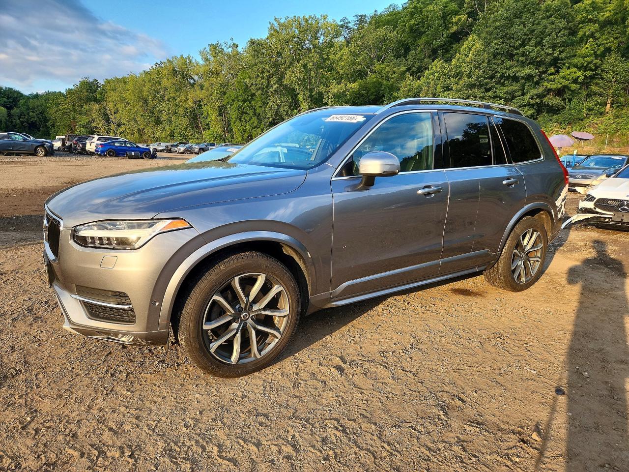 2016 VOLVO XC90 SV42 Momentum — Front 3/4