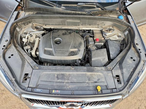 2016 VOLVO XC90 SV42 Momentum — Engine bay