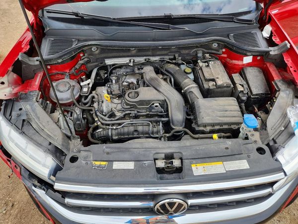 2022 VOLKSWAGEN TAOS 4Motion SEL — Engine bay