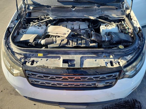 2020 LAND ROVER DISCOVERY SE — Engine bay