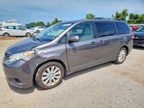 2014 TOYOTA SIENNA
