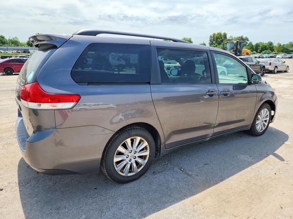 2014 TOYOTA SIENNA