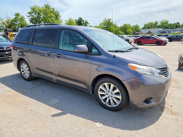 2014 TOYOTA SIENNA