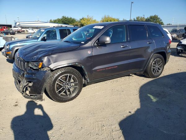 2018 JEEP GRAND CHEROKEE Trailhawk — Front 3/4