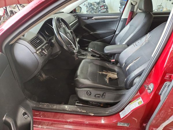 2017 VOLKSWAGEN PASSAT SE — DENT