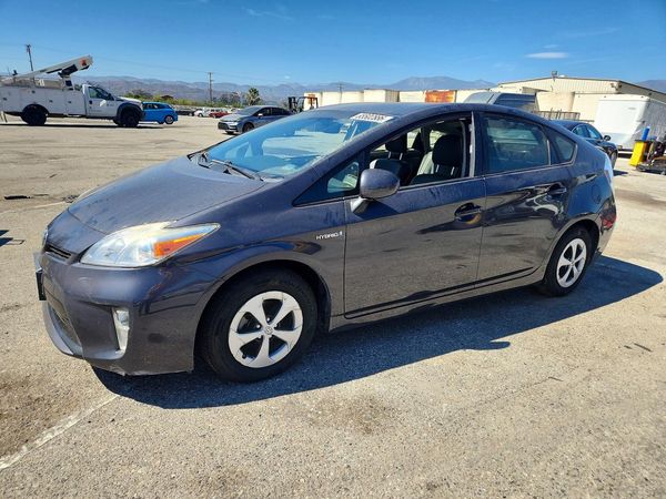 2014 TOYOTA PRIUS — Front 3/4
