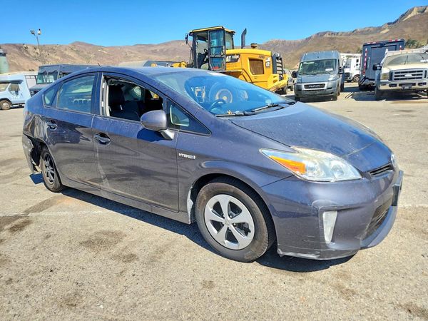 2014 TOYOTA PRIUS — Passenger 3/4