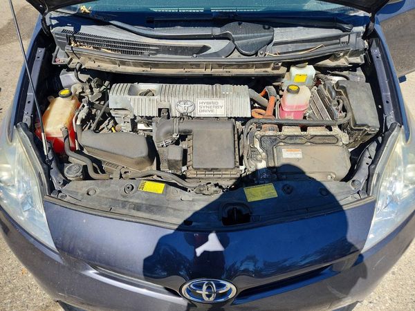 2014 TOYOTA PRIUS — Engine bay
