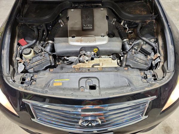2013 INFINITI G37 SEDAN — Engine bay