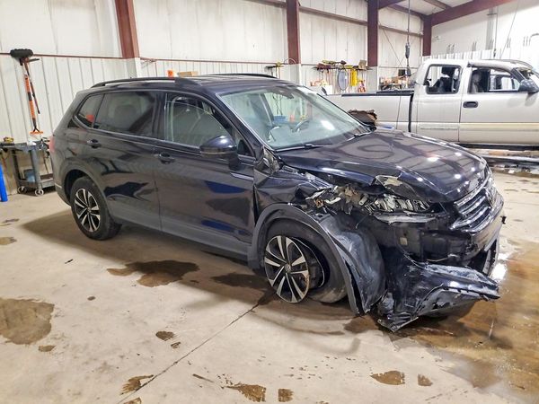 2022 VOLKSWAGEN TIGUAN 4Motion S — Passenger 3/4